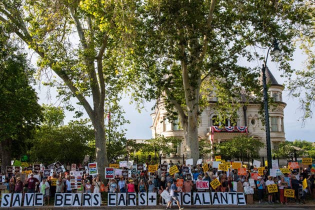 July 20, 2026, Salt Lake City, Utah, USA: Demonstrators hold signs during a protest outside the Utah Governor s Mansion in Salt Lake City, Utah, on Monday, July 20, 2026. The community rally was organized to protest executive actions drastically reducing the boundaries of the Bears Ears and Grand Staircase-Escalante national monuments. Salt Lake City USA  - ZUMAm292 20260720_znp_m292_019 Copyright: xCharlesxMcClintockxWilsonx