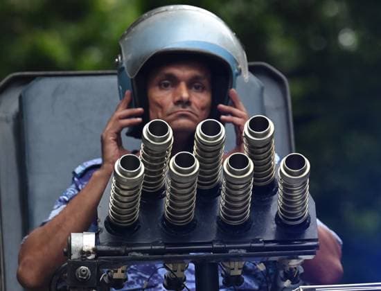 News Bilder des Tages #2 NEW DELHI, INDIA - JULY 20: Security person stands guards on the Teargas guns at Jantar Mantar Road at the CJP protest site on July 20, 2026 in New Delhi, India. (Photo by Vipin Kumar Hindustan Times) Heightened Security In Central Delhi In View Of Proposed Protest March To Parliament By the Cockroach Janata Party