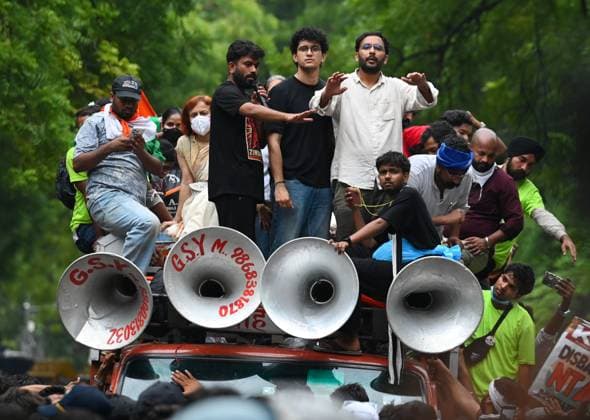 News Bilder des Tages #2 NEW DELHI, INDIA - JULY 20: CJP founder Abhijeet Dipke and Gitanjali J Angmo wife of Sonam Wangchuk with other supporters stands on a truck at Jantar Mantar Road in the evening after security personnel forcefully vacated the protest site in the morning on July 20, 2026 in New Delhi, India. (Photo by Vipin Kumar Hindustan Times) Cockroach Janata Party Protest March To Parliament