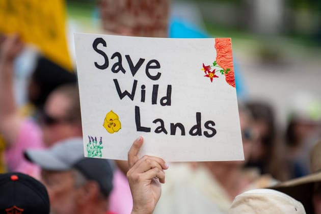 July 20, 2026, Salt Lake City, Utah, USA: A protester holds up a hand-painted sign reading Save Wild Lands during a rally outside the Utah Governor s Mansion in Salt Lake City, Utah, on Monday, July 20, 2026. The community demonstration was organized to protest executive actions drastically reducing the boundaries of the Bears Ears and Grand Staircase-Escalante national monuments. Salt Lake City USA  - ZUMAm292 20260720_znp_m292_061 Copyright: xCharlesxMcClintockxWilsonx