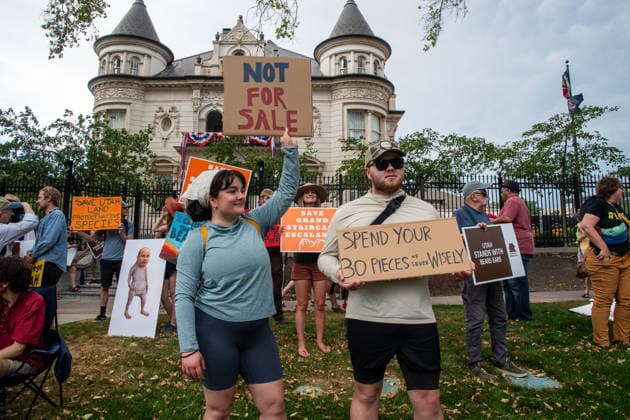 July 20, 2026, Salt Lake City, Utah, USA: Demonstrators hold signs during a protest outside the Utah Governor s Mansion in Salt Lake City, Utah, on Monday, July 20, 2026. The community rally was organized to protest executive actions drastically reducing the boundaries of the Bears Ears and Grand Staircase-Escalante national monuments. Salt Lake City USA  - ZUMAm292 20260720_znp_m292_077 Copyright: xCharlesxMcClintockxWilsonx