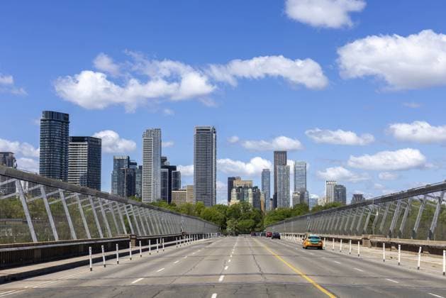 Skyline Panorama des Finanzviertels von Toronto mit luxuriösen Eigentumswohnungen und Finanzbüros Toronto financial district skyline panorama with luxury condos and financial offices Copyright: imageBROKER elov ibxelo18487294.jpg