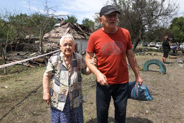 An elderly woman holds onto a man’s arm outside a five-storey apartment block that was severely damaged by a Russian strike with an upgraded guided aerial bomb on a residential quarter in Pavlohrad, Dnipropetrovsk region, Ukraine, July 20, 2026. (Photo by Mykola Miakshykov Ukrinform) Russian troops hit residential area in Pavlohrad with guided bomb  Copyright: xMykolaxMiakshykovx