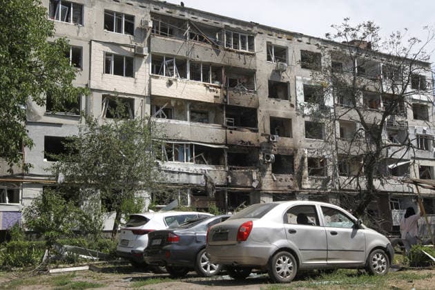Cars are outside a five-storey apartment block that was severely damaged by a Russian strike with an upgraded guided aerial bomb on a residential quarter in Pavlohrad, Dnipropetrovsk region, Ukraine, July 20, 2026. (Photo by Mykola Miakshykov Ukrinform) Russian troops hit residential area in Pavlohrad with guided bomb  Copyright: xMykolaxMiakshykovx