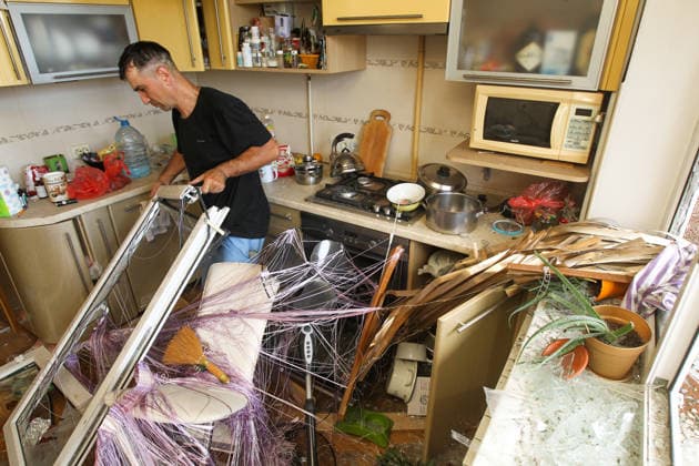 A man removes an insulated glass window, smashed by the shock wave, in the kitchen in a five-storey apartment block that was severely damaged by a Russian strike with an upgraded guided aerial bomb on a residential quarter in Pavlohrad, Dnipropetrovsk region, Ukraine, July 20, 2026. (Photo by Mykola Miakshykov Ukrinform) Russian troops hit residential area in Pavlohrad with guided bomb  Copyright: xMykolaxMiakshykovx