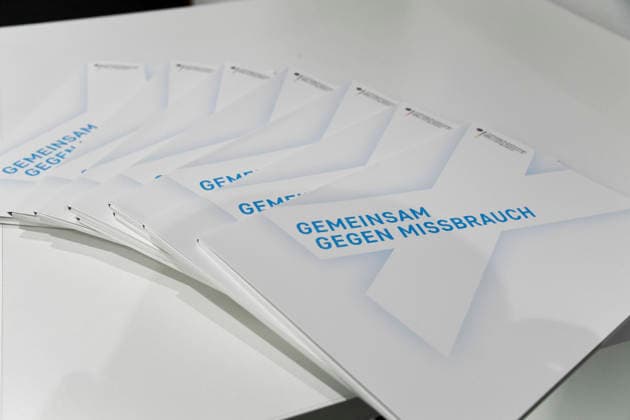 ABB BPK-Gedruckter Bericht bei der Vorstellung des Bundeslagebild Sexualdelikte zum Nachteil von Kindern und Jugendlichen 2025 Bericht auf der BPK Berlin Bundespressekonferenz in Berlin am 21.07.2026 Berlin Deutschland *** ABB BPK Printed Report Presented at the Release of the Federal Situation Report on Sexual Offenses Against Children and Adolescents 2025 Report at the BPK Berlin Federal Press Conference in Berlin on July 21, 2026, Berlin, Germany