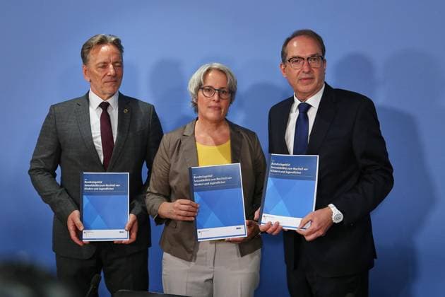 Berlin, Deutschland, 21.07.2026: Haus der Bundespressekonferenz: Bundeslagebild Sexualdelikte zum Nachteil von Kindern und Jugendlichen 2025: Holger Münch, Präsident des Bundeskriminalamtes (BKA), Kerstin Claus, unabhängige Bundesbeauftragte gegen sexuellen Missbrauch von Kindern und Jugendlichen (UBSKM), Bundesminister des Innern Alexander Dobrindt (CSU) *** Berlin, Germany, July 21, 2026, Federal Press Conference Center: Federal Overview of Sexual Offenses Against Children and Adolescents in 2025; Holger Münch, President of the Federal Criminal Police Office (BKA), Kerstin Claus, Independent Federal Commissioner for the Protection of Children and Adolescents against Sexual Abuse (UBSKM), Federal Minister of the Interior Alexander Dobrindt Copyright: xdtsxNachrichtenagenturx dts_128070