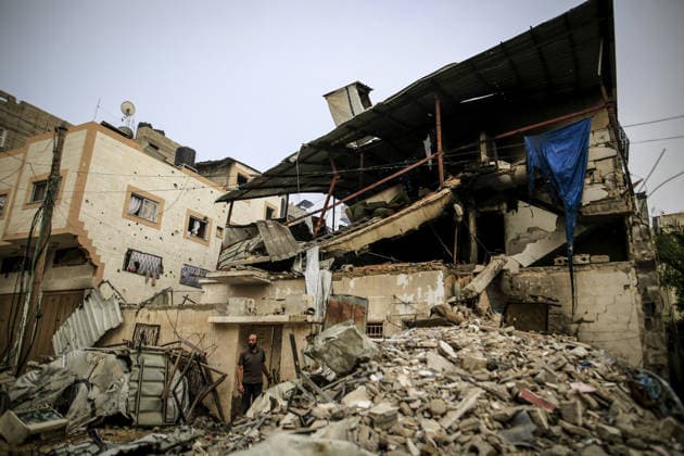 Palestinian mother and her 4 children killed after an Israeli attack in Gaza GAZA, PALESTINE - JULY 21 : Palestinians gather to inspect the damage after an Israeli attack targeted a house belonging to the al-Masri family, killing a mother, her 3 daughters, and a son on al-Selasin Street, Gaza, Palestine on July 21, 2026. Saeed M. M. T. Jaras Anadolu Gaza City Gaza. Editorial use only. Please get in touch for any other usage.  Copyright: x2026xAnadoluxSaeedxM.xM.xT.xJarasx