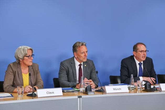 Berlin, Deutschland, 21.07.2026: Haus der Bundespressekonferenz: Bundeslagebild Sexualdelikte zum Nachteil von Kindern und Jugendlichen 2025: Kerstin Claus, unabhängige Bundesbeauftragte gegen sexuellen Missbrauch von Kindern und Jugendlichen (UBSKM), Holger Münch, Präsident des Bundeskriminalamtes (BKA), Bundesminister des Innern Alexander Dobrindt (CSU) *** Berlin, Germany, July 21, 2026, Federal Press Conference Building, Federal Situation Report on Sexual Offenses Against Children and Adolescents, 2025, Kerstin Claus, Independent Federal Commissioner for the Protection of Children and Adolescents Against Sexual Abuse (UBSKM), Holger Münch, President of the Federal Criminal Police Office (BKA), Federal Minister of the Interior Alexander Copyright: xdtsxNachrichtenagenturx dts_128074