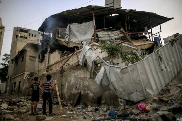 Palestinian mother and her 4 children killed after an Israeli attack in Gaza GAZA, PALESTINE - JULY 21 : Palestinians gather to inspect the damage after an Israeli attack targeted a house belonging to the al-Masri family, killing a mother, her 3 daughters, and a son on al-Selasin Street, Gaza, Palestine on July 21, 2026. Saeed M. M. T. Jaras Anadolu Gaza City Gaza. Editorial use only. Please get in touch for any other usage.  Copyright: x2026xAnadoluxSaeedxM.xM.xT.xJarasx