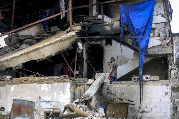 Palestinian mother and her 4 children killed after an Israeli attack in Gaza GAZA, PALESTINE - JULY 21 : Palestinians gather to inspect the damage after an Israeli attack targeted a house belonging to the al-Masri family, killing a mother, her 3 daughters, and a son on al-Selasin Street, Gaza, Palestine on July 21, 2026. Saeed M. M. T. Jaras Anadolu Gaza City Gaza. Editorial use only. Please get in touch for any other usage.  Copyright: x2026xAnadoluxSaeedxM.xM.xT.xJarasx