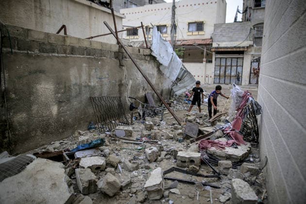 Palestinian mother and her 4 children killed after an Israeli attack in Gaza GAZA, PALESTINE - JULY 21 : Palestinians gather to inspect the damage after an Israeli attack targeted a house belonging to the al-Masri family, killing a mother, her 3 daughters, and a son on al-Selasin Street, Gaza, Palestine on July 21, 2026. Saeed M. M. T. Jaras Anadolu Gaza City Gaza. Editorial use only. Please get in touch for any other usage.  Copyright: x2026xAnadoluxSaeedxM.xM.xT.xJarasx