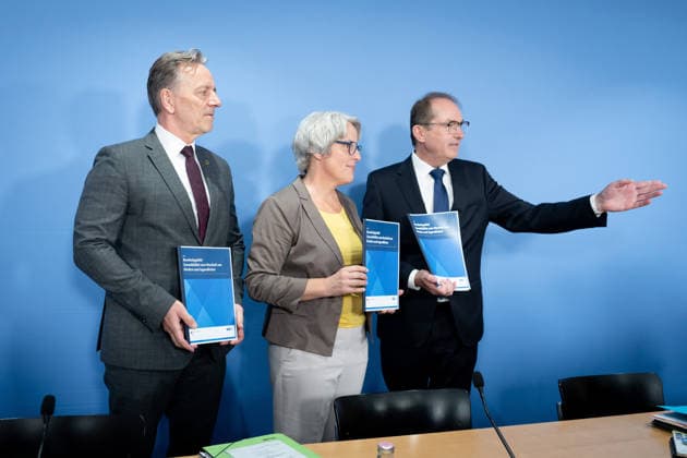 Bundeslagebild Sexualdelikte zum Nachteil von Kindern und Jugendlichen 2025 Bundeslagebild Sexualdelikte zum Nachteil von Kindern und Jugendlichen 2025 , Berlin, Bundespressekonferenz, Bundesinnenminister, Alexander Dobrindt, Holger Münch, Präsident, Bundeskriminalamt, BKA, Kerstin Claus, Unabhängige Bundesbeauftragte gegen sexuellen Missbrauch von Kindern und Jugendlichen Berlin Berlin GER *** Federal Report on Sexual Offenses Against Children and Adolescents 2025 Federal Report on Sexual Offenses Against Children and Adolescents 2025, Berlin, Federal Press Conference, Federal Minister of the Interior, Alexander Dobrindt, Holger Münch, President, Federal Criminal Police Office (BKA), Kerstin Claus, Independent Federal Commissioner