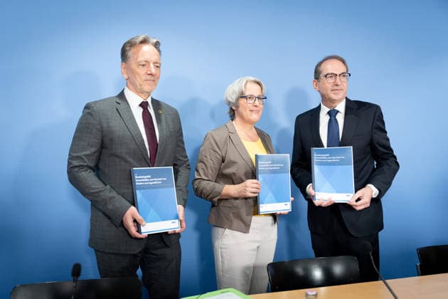 Bundeslagebild Sexualdelikte zum Nachteil von Kindern und Jugendlichen 2025 Bundeslagebild Sexualdelikte zum Nachteil von Kindern und Jugendlichen 2025 , Berlin, Bundespressekonferenz, Bundesinnenminister, Alexander Dobrindt, Holger Münch, Präsident, Bundeskriminalamt, BKA, Kerstin Claus, Unabhängige Bundesbeauftragte gegen sexuellen Missbrauch von Kindern und Jugendlichen Berlin Berlin GER *** Federal Report on Sexual Offenses Against Children and Adolescents 2025 Federal Report on Sexual Offenses Against Children and Adolescents 2025, Berlin, Federal Press Conference, Federal Minister of the Interior, Alexander Dobrindt, Holger Münch, President, Federal Criminal Police Office (BKA), Kerstin Claus, Independent Federal Commissioner