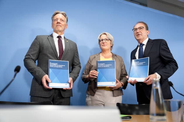 Bundeslagebild Sexualdelikte zum Nachteil von Kindern und Jugendlichen 2025 Bundeslagebild Sexualdelikte zum Nachteil von Kindern und Jugendlichen 2025 , Berlin, Bundespressekonferenz, Bundesinnenminister, Alexander Dobrindt, Holger Münch, Präsident, Bundeskriminalamt, BKA, Kerstin Claus, Unabhängige Bundesbeauftragte gegen sexuellen Missbrauch von Kindern und Jugendlichen Berlin Berlin GER *** Federal Report on Sexual Offenses Against Children and Adolescents 2025 Federal Report on Sexual Offenses Against Children and Adolescents 2025, Berlin, Federal Press Conference, Federal Minister of the Interior, Alexander Dobrindt, Holger Münch, President, Federal Criminal Police Office (BKA), Kerstin Claus, Independent Federal Commissioner