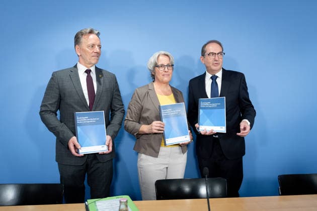 Bundeslagebild Sexualdelikte zum Nachteil von Kindern und Jugendlichen 2025 Bundeslagebild Sexualdelikte zum Nachteil von Kindern und Jugendlichen 2025 , Berlin, Bundespressekonferenz, Bundesinnenminister, Alexander Dobrindt, Holger Münch, Präsident, Bundeskriminalamt, BKA, Kerstin Claus, Unabhängige Bundesbeauftragte gegen sexuellen Missbrauch von Kindern und Jugendlichen Berlin Berlin GER *** Federal Report on Sexual Offenses Against Children and Adolescents 2025 Federal Report on Sexual Offenses Against Children and Adolescents 2025, Berlin, Federal Press Conference, Federal Minister of the Interior, Alexander Dobrindt, Holger Münch, President, Federal Criminal Police Office (BKA), Kerstin Claus, Independent Federal Commissioner