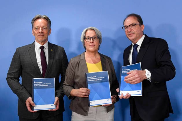 ABB BPK- Holger MUench, Praesident des Bundeskriminalamtes (BKA) Kerstin Claus Unabhaengige Bundesbeauftragte gegen sexuellen Missbrauch von Kindern und Jugendlichen (UBSKM) Bundesminister des Innern Alexander Dobrindt CSU Politiker bei der Vorstellung des Bundeslagebild Sexualdelikte zum Nachteil von Kindern und Jugendlichen 2025 Bericht auf der BPK Berlin Bundespressekonferenz in Berlin am 21.07.2026 Berlin Deutschland *** ABB BPK Holger Muench, President of the Federal Criminal Police Office (BKA) Kerstin Claus, Independent Federal Commissioner Against Sexual Abuse of Children and Adolescents (UBSKM), Federal Minister of the Interior Alexander Dobrindt, CSU politician, at the presentation of the 2025 Federal Report on Sexual Offenses Ag
