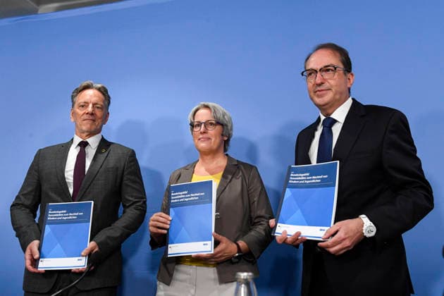 ABB BPK- Holger MUench, Praesident des Bundeskriminalamtes (BKA) Kerstin Claus Unabhaengige Bundesbeauftragte gegen sexuellen Missbrauch von Kindern und Jugendlichen (UBSKM) Bundesminister des Innern Alexander Dobrindt CSU Politiker bei der Vorstellung des Bundeslagebild Sexualdelikte zum Nachteil von Kindern und Jugendlichen 2025 Bericht auf der BPK Berlin Bundespressekonferenz in Berlin am 21.07.2026 Berlin Deutschland *** ABB BPK Holger Muench, President of the Federal Criminal Police Office (BKA) Kerstin Claus, Independent Federal Commissioner Against Sexual Abuse of Children and Adolescents (UBSKM), Federal Minister of the Interior Alexander Dobrindt, CSU politician, at the presentation of the 2025 Federal Report on Sexual Offenses Ag