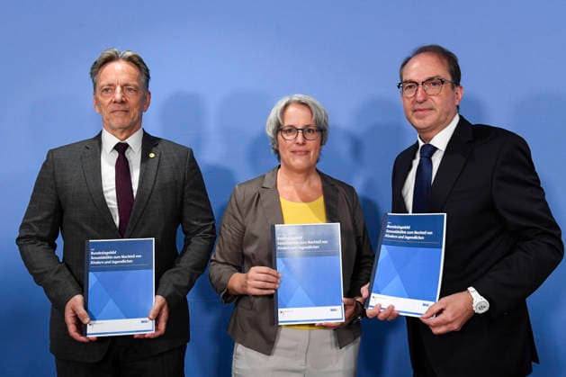 ABB BPK- Holger MUench, Praesident des Bundeskriminalamtes (BKA) Kerstin Claus Unabhaengige Bundesbeauftragte gegen sexuellen Missbrauch von Kindern und Jugendlichen (UBSKM) Bundesminister des Innern Alexander Dobrindt CSU Politiker bei der Vorstellung des Bundeslagebild Sexualdelikte zum Nachteil von Kindern und Jugendlichen 2025 Bericht auf der BPK Berlin Bundespressekonferenz in Berlin am 21.07.2026 Berlin Deutschland *** ABB BPK Holger Muench, President of the Federal Criminal Police Office (BKA) Kerstin Claus, Independent Federal Commissioner Against Sexual Abuse of Children and Adolescents (UBSKM), Federal Minister of the Interior Alexander Dobrindt, CSU politician, at the presentation of the 2025 Federal Report on Sexual Offenses Ag