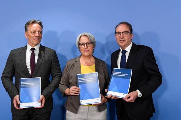 ABB BPK- Holger MUench, Praesident des Bundeskriminalamtes (BKA) Kerstin Claus Unabhaengige Bundesbeauftragte gegen sexuellen Missbrauch von Kindern und Jugendlichen (UBSKM) Bundesminister des Innern Alexander Dobrindt CSU Politiker bei der Vorstellung des Bundeslagebild Sexualdelikte zum Nachteil von Kindern und Jugendlichen 2025 Bericht auf der BPK Berlin Bundespressekonferenz in Berlin am 21.07.2026 Berlin Deutschland *** ABB BPK Holger Muench, President of the Federal Criminal Police Office (BKA) Kerstin Claus, Independent Federal Commissioner Against Sexual Abuse of Children and Adolescents (UBSKM), Federal Minister of the Interior Alexander Dobrindt, CSU politician, at the presentation of the 2025 Federal Report on Sexual Offenses Ag