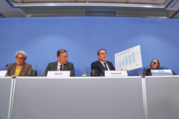 Berlin, Deutschland, 21.07.2026: Haus der Bundespressekonferenz: Bundeslagebild Sexualdelikte zum Nachteil von Kindern und Jugendlichen 2025: Kerstin Claus, unabhängige Bundesbeauftragte gegen sexuellen Missbrauch von Kindern und Jugendlichen (UBSKM), Holger Münch, Präsident des Bundeskriminalamtes (BKA), Bundesminister des Innern Alexander Dobrindt (CSU) und Angela Wefers (BPK) *** Berlin, Germany, July 21, 2026, Federal Press Conference Center: Federal Overview of Sexual Offenses Against Children and Adolescents in 2025; Kerstin Claus, Independent Federal Commissioner for the Protection of Children and Adolescents Against Sexual Abuse (UBSKM), Holger Münch, President of the Federal Criminal Police Office (BKA), Federal Minister of the Int Copyright: xdtsxNachrichtenagenturx dts_128124