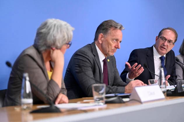 ABB BPK- Holger Muench, Praesident des Bundeskriminalamtes (BKA) Kerstin Claus Unabhaengige Bundesbeauftragte gegen sexuellen Missbrauch von Kindern und Jugendlichen (UBSKM) Bundesminister des Innern Alexander Dobrindt CSU Politiker bei der Vorstellung des Bundeslagebild Sexualdelikte zum Nachteil von Kindern und Jugendlichen 2025 Bericht auf der BPK Berlin Bundespressekonferenz in Berlin am 21.07.2026 Berlin Deutschland *** ABB BPK Holger Muench, President of the Federal Criminal Police Office (BKA) Kerstin Claus, Independent Federal Commissioner Against Sexual Abuse of Children and Adolescents (UBSKM), and Federal Minister of the Interior Alexander Dobrindt, a CSU politician, at the presentation of the 2025 Federal Report on Sexual Offen