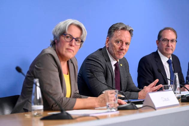 ABB BPK- Holger Muench, Praesident des Bundeskriminalamtes (BKA) Kerstin Claus Unabhaengige Bundesbeauftragte gegen sexuellen Missbrauch von Kindern und Jugendlichen (UBSKM) Bundesminister des Innern Alexander Dobrindt CSU Politiker bei der Vorstellung des Bundeslagebild Sexualdelikte zum Nachteil von Kindern und Jugendlichen 2025 Bericht auf der BPK Berlin Bundespressekonferenz in Berlin am 21.07.2026 Berlin Deutschland *** ABB BPK Holger Muench, President of the Federal Criminal Police Office (BKA) Kerstin Claus, Independent Federal Commissioner Against Sexual Abuse of Children and Adolescents (UBSKM), and Federal Minister of the Interior Alexander Dobrindt, a CSU politician, at the presentation of the 2025 Federal Report on Sexual Offen