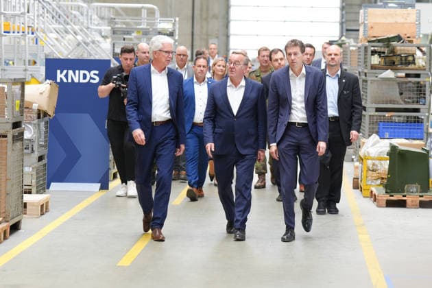 Verteidigungsminister Pistorius beim Unternehmensbesuch bei KNDS Verteidigungsminister Boris Pistorius gemeinsam mit Dr., Axel Scheibel (CTO) und Florian Hohenwarter (CEO) bei seinem Rundgang durch die Hallen von KNDS, Kassel, 21,07.2026 Kassel Hessen Deutschland *** Defense Minister Pistorius Visits KNDS Defense Minister Boris Pistorius, together with Dr. Axel Scheibel, CTO, and Florian Hohenwarter, CEO, during his tour of the KNDS facilities in Kassel, July 21, 2026, Kassel, Hesse, Germany