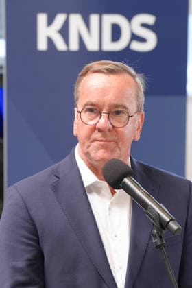 Verteidigungsminister Pistorius beim Unternehmensbesuch bei KNDS Verteidigungsminister Boris Pistorius im Portrait bei der Pressekonferenz und Statement nach seinem Firmenbesuch von KNDS, Kassel, 21,07.2026 Kassel Hessen Deutschland *** Defense Minister Pistorius during a company visit to KNDS: A portrait of Defense Minister Boris Pistorius at the press conference and statement following his visit to KNDS, Kassel, July 21, 2026, Kassel, Hesse, Germany