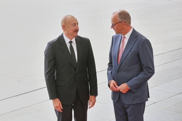 Berlin, Deutschland, 21.07.2026: Bundeskanzleramt: Empfang des Präsidenten Aserbaidschans: Präsident von Aserbaidschan Ilham Alijew und Bundeskanzler Friedrich Merz (CDU) *** Berlin, Germany, July 21, 2026 Federal Chancellery Reception for the President of Azerbaijan President of Azerbaijan Ilham Aliyev and Federal Chancellor Friedrich Merz (CDU) Copyright: xdtsxNachrichtenagenturx dts_128138