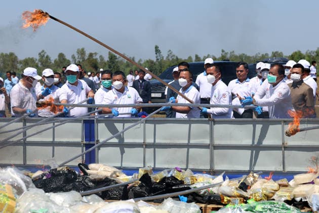 (260721) -- KANDAL, July 21, 2026 -- Staff members set illicit drugs on fire during a drug-burning ceremony in Kandal province, Cambodia, July 21, 2026. Cambodia destroyed 5.62 tons of illicit drugs and precursor chemicals valued at 500 million U.S. dollars on Tuesday, Deputy Prime Minister and Interior Minister Sar Sokha said. (Photo by Sovannara Xinhua) CAMBODIA-KANDAL-DRUG-BURNING CEREMONY WuxChangwei 
