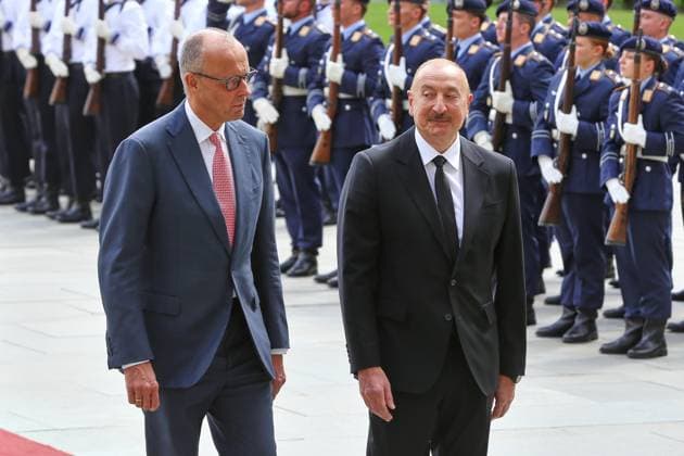 Berlin, Deutschland, 21.07.2026: Bundeskanzleramt: Empfang des Präsidenten Aserbaidschans: Bundeskanzler Friedrich Merz (CDU) und Präsident von Aserbaidschan Ilham Alijew mit Soldaten der Bundeswehr im Hintergrund *** Berlin, Germany, July 21, 2026; Federal Chancellery: Reception for the President of Azerbaijan; Federal Chancellor Friedrich Merz (CDU) and President of Azerbaijan Ilham Aliyev, with Bundeswehr soldiers in the background Copyright: xdtsxNachrichtenagenturx dts_128142