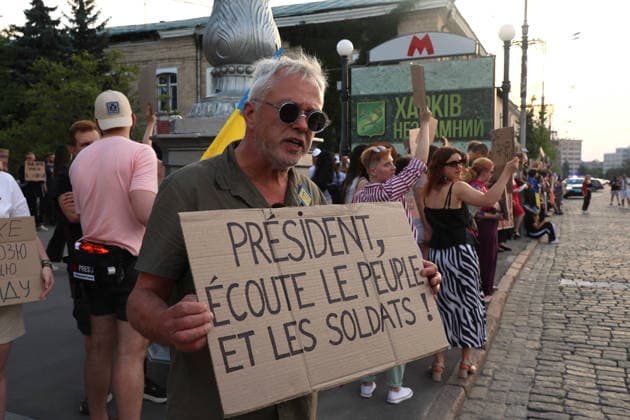 Protest against dismissal of Mykhailo Fedorov enters fifth day in Kharkiv A demonstrator holds a placard in French as activists protest against the dismissal of Mykhailo Fedorov from the post of the Defence Minister of Ukraine and demand the resignation of Commander-in-Chief of the Armed Forces Oleksandr Syrskyi, Kharkiv, Ukraine, July 20, 2026., Credit:Viacheslav Madiievskyi Ukrinform Avalon Ukraine, Kharkiv  Copyright: xViacheslavxMadiievskyix xUkrinformx xAvalonx 1117706019