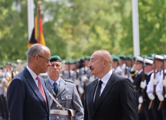 BK und Aserbaidschan 21.07.2026, Germany, Berlin, Berlin, Bundeskanzleramt, Begrüßung des Präsidenten der Republik Aserbaidschan, Ilham Alijew, durch Bundeskanzler Friedrich Merz Berlin Berlin Germany *** Federal Chancellery and Azerbaijan, July 21, 2026, Germany, Berlin, Berlin, Federal Chancellery, Federal Chancellor Friedrich Merz welcomes Ilham Aliyev, President of the Republic of Azerbaijan, Berlin, Berlin, Germany