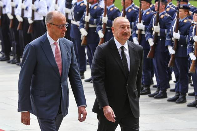 Berlin, Deutschland, 21.07.2026: Bundeskanzleramt: Empfang des Präsidenten Aserbaidschans: Bundeskanzler Friedrich Merz (CDU) und Ilham Alijew , Präsident von Aserbaidschan, mit Soldaten der Bundeswehr im Hintergrund *** Berlin, Germany, July 21, 2026; Federal Chancellery: Reception for the President of Azerbaijan; Federal Chancellor Friedrich Merz (CDU) and Ilham Aliyev, President of Azerbaijan, with Bundeswehr soldiers in the background Copyright: xdtsxNachrichtenagenturx dts_128146