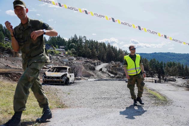 Brann i Drammen Krokstadelva 20260721. Brannvesenet melder om kontroll pa brannen i Krokstadelva. Brannen startet fredag ettermiddag i et rekkehus ved Krokstadelva i Drammen. Foto: Frederik Ringnes NTB Krokstadelva Norge UGg2n1reN2A EDITORIAL USE ONLY Ref:_BNCUGg2n1reN2A.jpg *** Fire in Drammen, Krokstadelva, July 21, 2026 The fire department reports that the fire in Krokstadelva is under control. The fire broke out Friday afternoon in a townhouse near Krokstadelva in Drammen. Photo: Frederik Ringnes, NTB. Krokstadelva, Norway. UGg2n1reN2A EDITORIAL USE ONLY Ref BNCUGg2n1reN2A jpg  Copyright: xFrederikxRingnesx xNTBx