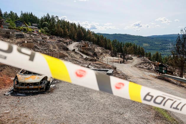 Brann i Drammen Krokstadelva 20260721. Brannvesenet melder om kontroll pa brannen i Krokstadelva. Brannen startet fredag ettermiddag i et rekkehus ved Krokstadelva i Drammen. Foto: Frederik Ringnes NTB Krokstadelva Norge BjxbVJ4J6UM EDITORIAL USE ONLY Ref:_BNCBjxbVJ4J6UM.jpg *** Fire in Drammen, Krokstadelva, July 21, 2026 The fire department reports that the fire in Krokstadelva is under control. The fire broke out Friday afternoon in a townhouse near Krokstadelva in Drammen. Photo: Frederik Ringnes, NTB. Krokstadelva, Norway. BjxbVJ4J6UM EDITORIAL USE ONLY Ref BNCBjxbVJ4J6UM jpg  Copyright: xFrederikxRingnesx xNTBx