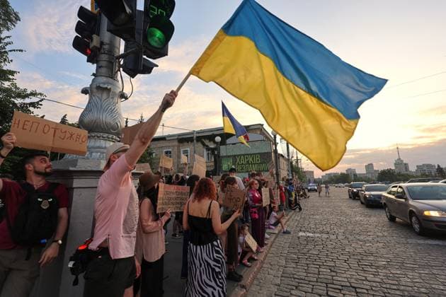 Protest Against Dismissal of Mykhailo Fedorov Enters Fifth Day - Kharkiv A man holds a Ukrainian flag by the road as activists protest against the dismissal of Mykhailo Fedorov from the post of the Defence Minister of Ukraine and demand the resignation of Commander-in-Chief of the Armed Forces Oleksandr Syrskyi, Kharkiv, Ukraine, July 20, 2026. Photo by Viacheslav Madiievskyi Ukrinform ABACAPRESS.COM Kharkiv Ukraine  Copyright: xMadiyevskyyxVyacheslav Ukrinformx