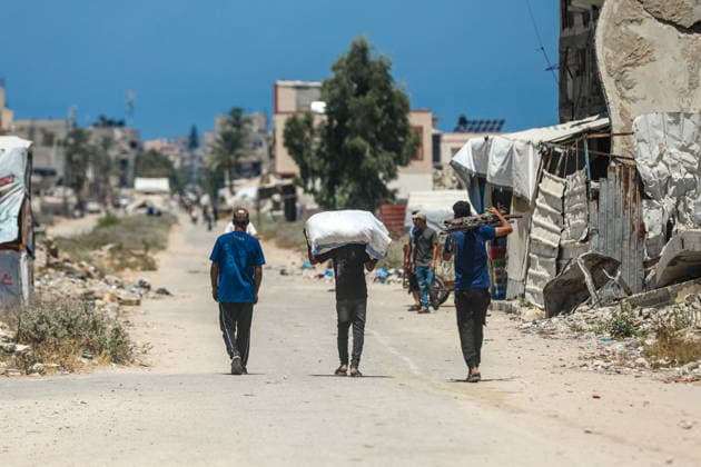 Israeli army expands the Yellow Line zone eastward of Deir al-Balah in Gaza DEIR AL-BALAH, PALESTINE - JULY 21: The Israeli army gradually expands the Yellow Line zone in the central Gaza Strip, moving its military zone about 100 meters westward east of Deir al-Balah, Gaza, Palestine on July 21, 2026. Israeli forces place new yellow concrete blocks near civilian homes in densely populated neighborhoods, violating the ceasefire agreement that went into effect in October 2025. Moiz Salhi Anadolu Gaza Palestine. Editorial use only. Please get in touch for any other usage.  Copyright: x2026xAnadoluxMoizxSalhix