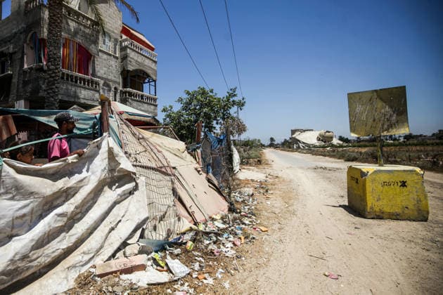 Israeli army expands the Yellow Line zone eastward of Deir al-Balah in Gaza DEIR AL-BALAH, PALESTINE - JULY 21: The Israeli army gradually expands the Yellow Line zone in the central Gaza Strip, moving its military zone about 100 meters westward east of Deir al-Balah, Gaza, Palestine on July 21, 2026. Israeli forces place new yellow concrete blocks near civilian homes in densely populated neighborhoods, violating the ceasefire agreement that went into effect in October 2025. Moiz Salhi Anadolu Gaza Palestine. Editorial use only. Please get in touch for any other usage.  Copyright: x2026xAnadoluxMoizxSalhix