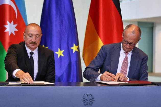 Berlin, Deutschland, 21.07.2026: Bundeskanzleramt: Empfang des Präsidenten Aserbaidschans: Präsident von Aserbaidschan Ilham Alijew und Bundeskanzler Friedrich Merz (CDU) beim Unterzeichnen einer gemeinsamen Erklärung zur bilateralen Zusammenarbeit *** Berlin, Germany, July 21, 2026; Federal Chancellery: Reception for the President of Azerbaijan; President of Azerbaijan Ilham Aliyev and Federal Chancellor Friedrich Merz (CDU) signing a joint declaration on bilateral cooperation Copyright: xdtsxNachrichtenagenturx dts_128171