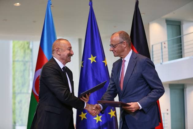 Berlin, Deutschland, 21.07.2026: Bundeskanzleramt: Empfang des Präsidenten Aserbaidschans: Präsident von Aserbaidschan Ilham Alijew und Bundeskanzler Friedrich Merz (CDU) beim Unterzeichnen einer gemeinsamen Erklärung zur bilateralen Zusammenarbeit *** Berlin, Germany, July 21, 2026; Federal Chancellery: Reception for the President of Azerbaijan; President of Azerbaijan Ilham Aliyev and Federal Chancellor Friedrich Merz (CDU) signing a joint declaration on bilateral cooperation Copyright: xdtsxNachrichtenagenturx dts_128173