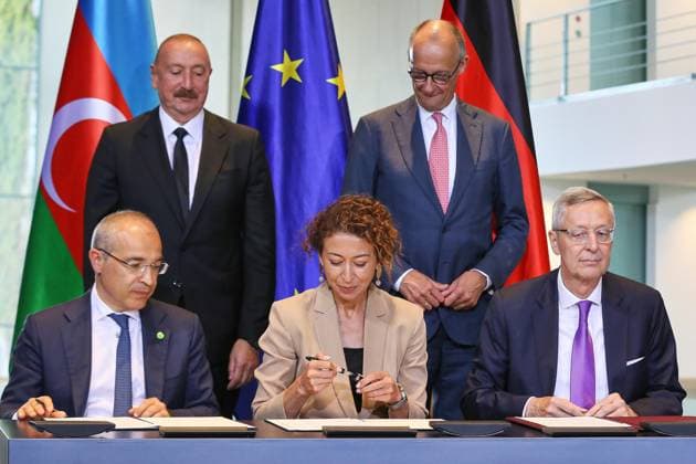 Berlin, Deutschland, 21.07.2026: Bundeskanzleramt: Empfang des Präsidenten Aserbaidschans: Mikayil Jabbarov, Nargis Wieck und Michael Harms unterzeichnen eine gemeinsame Erklärung zur Gründung des Deutsch-Aserbaidschanischen Wirtschaftsrats. Ilham Alijew und Bundeskanzler Friedrich Merz (CDU) im Hintergrund *** Berlin, Germany, July 21, 2026, Federal Chancellery: Reception for Azerbaijani President Mikayil Jabbarov; Nargis Wieck and Michael Harms sign a joint declaration establishing the German-Azerbaijani Economic Council; Ilham Aliyev and Federal Chancellor Friedrich Merz (CDU) in the background Copyright: xdtsxNachrichtenagenturx dts_128172