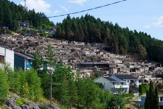 Brann i Drammen Krokstadelva 20260721. Brannvesenet melder om kontroll pa brannen i Krokstadelva. Brannen startet fredag ettermiddag i et rekkehus ved Krokstadelva i Drammen. Foto: Frederik Ringnes NTB Krokstadelva Norge g2T-B8bdfa0 EDITORIAL USE ONLY Ref:_BNCg2T-B8bdfa0.jpg *** Fire in Drammen, Krokstadelva, July 21, 2026 The fire department reports that the fire in Krokstadelva is under control. The fire broke out Friday afternoon in a townhouse near Krokstadelva in Drammen. Photo: Frederik Ringnes, NTB. Krokstadelva, Norway, g2T B8bdfa0 EDITORIAL USE ONLY Ref BNCg2T B8bdfa0 jpg  Copyright: xFrederikxRingnesx xNTBx