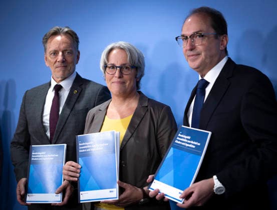 (L-R) Holger Muench, Praesident des Bundeskriminalamtes (BKA), Kerstin Claus, Unabhaengige Bundesbeauftragte gegen sexuellen Missbrauch von Kindern und Jugendlichen (UBSKM) und Alexander Dobrindt, Bundesministerium des Innern, aufgenommen im Rahmen einer Bundespressekonferenz zum Bundeslagebild Sexualdelikte zum Nachteil von Kindern und Jugendlichen 2025 in Berlin, 21.07.2026 Berlin Deutschland *** L R Holger Muench, President of the Federal Criminal Police Office (BKA), Kerstin Claus, Independent Federal Commissioner Against Sexual Abuse of Children and Adolescents (UBSKM), and Alexander Dobrindt, Federal Ministry of the Interior, photographed during a federal press conference on the 2025 Federal Report on Sexual Offenses Against Children Copyright: xYonaxElsnerx