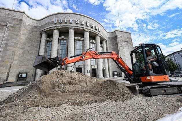Schwimmbad vor der Volksbühne ** NUR FÜR REDAKTIONELLE ZWECKE ** EDITORIAL USE ONLY **<p>Schwimmbad vor der Volksbühne, ein Bagger planiert Kies für den Untergrund es Schwimmbeckens, fotografiert am 21.07.2026 in Berlin. Berlin Berlin Berlin Copyright: MaurizioxGambarini *** Swimming Pool in Front of the Volksbühne ** FOR EDITORIAL USE ONLY ** EDITORIAL USE ONLY ** p Swimming pool in front of the Volksbühne; an excavator is leveling gravel for the pool’s foundation, photographed on July 21, 2026, in Berlin Berlin Berlin Berlin Copyright MaurizioxGambarini Copyright: MaurizioxGambarini doc86t988c4gmdwkc64b48 ,EDITORIAL USE ONLY