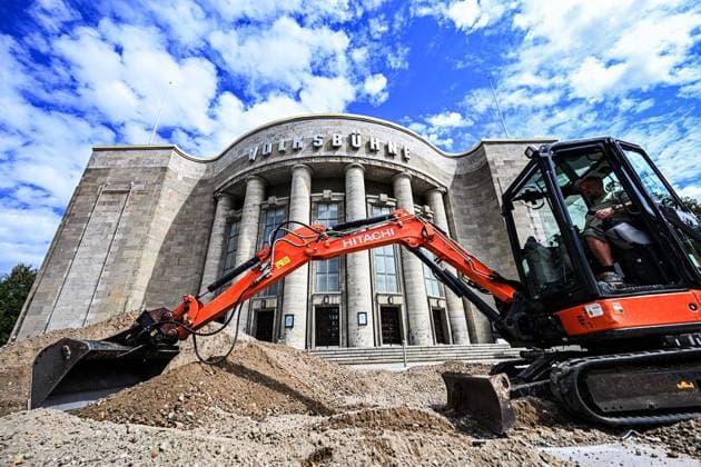 Schwimmbad vor der Volksbühne ** NUR FÜR REDAKTIONELLE ZWECKE ** EDITORIAL USE ONLY **<p>Schwimmbad vor der Volksbühne, ein Bagger planiert Kies für den Untergrund es Schwimmbeckens, fotografiert am 21.07.2026 in Berlin. Berlin Berlin Berlin Copyright: MaurizioxGambarini *** Swimming Pool in Front of the Volksbühne ** FOR EDITORIAL USE ONLY ** EDITORIAL USE ONLY ** p Swimming pool in front of the Volksbühne; an excavator is leveling gravel for the pool’s foundation, photographed on July 21, 2026, in Berlin Berlin Berlin Berlin Copyright MaurizioxGambarini Copyright: MaurizioxGambarini doc86t988kv1jcjr474fwu ,EDITORIAL USE ONLY