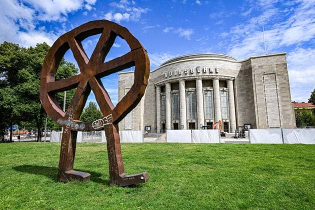 Schwimmbad vor der Volksbühne ** NUR FÜR REDAKTIONELLE ZWECKE ** EDITORIAL USE ONLY **<p>Schwimmbad vor der Volksbühne, ein Bagger planiert Kies für den Untergrund es Schwimmbeckens, fotografiert am 21.07.2026 in Berlin. Berlin Berlin Berlin Copyright: MaurizioxGambarini *** Swimming Pool in Front of the Volksbühne ** FOR EDITORIAL USE ONLY ** EDITORIAL USE ONLY ** p Swimming pool in front of the Volksbühne; an excavator is leveling gravel for the pool’s foundation, photographed on July 21, 2026, in Berlin Berlin Berlin Berlin Copyright MaurizioxGambarini Copyright: MaurizioxGambarini doc86t9894rncl1fp09xsmi ,EDITORIAL USE ONLY
