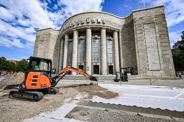 Schwimmbad vor der Volksbühne ** NUR FÜR REDAKTIONELLE ZWECKE ** EDITORIAL USE ONLY **<p>Schwimmbad vor der Volksbühne, ein Bagger planiert Kies für den Untergrund es Schwimmbeckens, fotografiert am 21.07.2026 in Berlin. Berlin Berlin Berlin Copyright: MaurizioxGambarini *** Swimming Pool in Front of the Volksbühne ** FOR EDITORIAL USE ONLY ** EDITORIAL USE ONLY ** p Swimming pool in front of the Volksbühne; an excavator is leveling gravel for the pool’s foundation, photographed on July 21, 2026, in Berlin Berlin Berlin Berlin Copyright MaurizioxGambarini Copyright: MaurizioxGambarini doc86t98aw78lw1jvnzwbt3 ,EDITORIAL USE ONLY