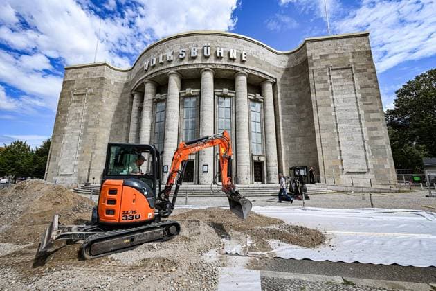 Schwimmbad vor der Volksbühne ** NUR FÜR REDAKTIONELLE ZWECKE ** EDITORIAL USE ONLY **<p>Schwimmbad vor der Volksbühne, ein Bagger planiert Kies für den Untergrund es Schwimmbeckens, fotografiert am 21.07.2026 in Berlin. Berlin Berlin Berlin Copyright: MaurizioxGambarini *** Swimming Pool in Front of the Volksbühne ** FOR EDITORIAL USE ONLY ** EDITORIAL USE ONLY ** p Swimming pool in front of the Volksbühne; an excavator is leveling gravel for the pool’s foundation, photographed on July 21, 2026, in Berlin Berlin Berlin Berlin Copyright MaurizioxGambarini Copyright: MaurizioxGambarini doc86t98bhkco0kpe55t34 ,EDITORIAL USE ONLY